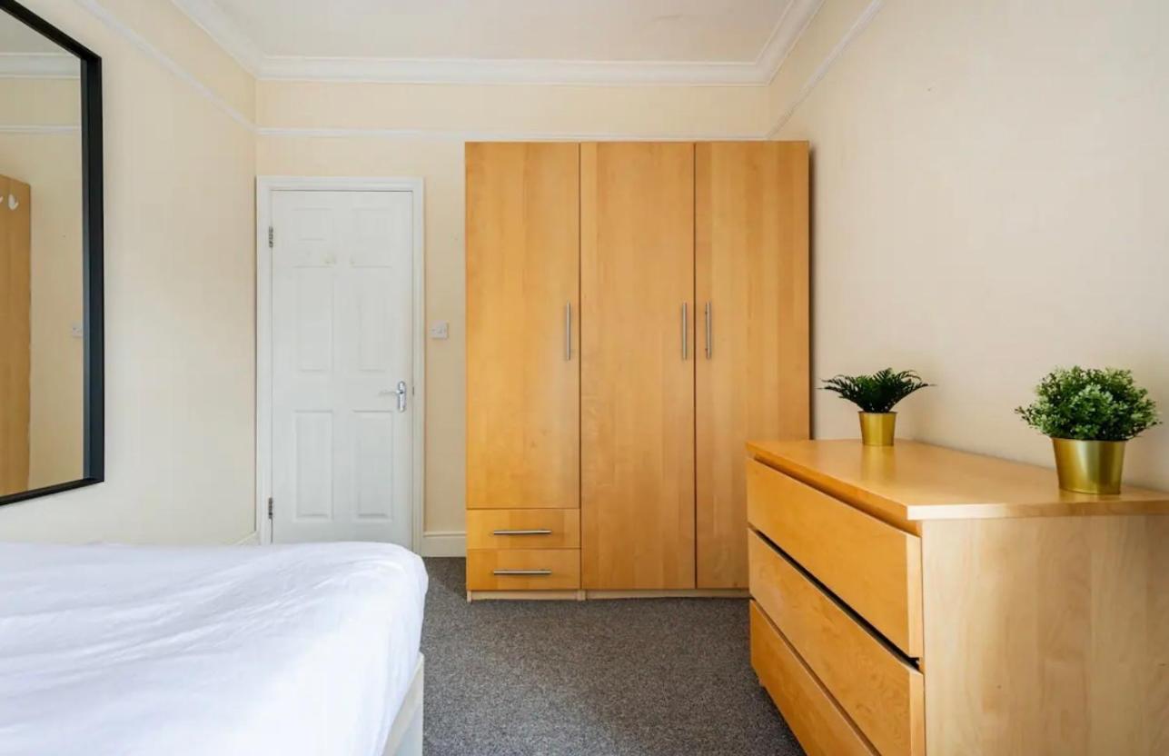 Lovely 3-Bed 20 Minutes To Central London Bagian luar foto