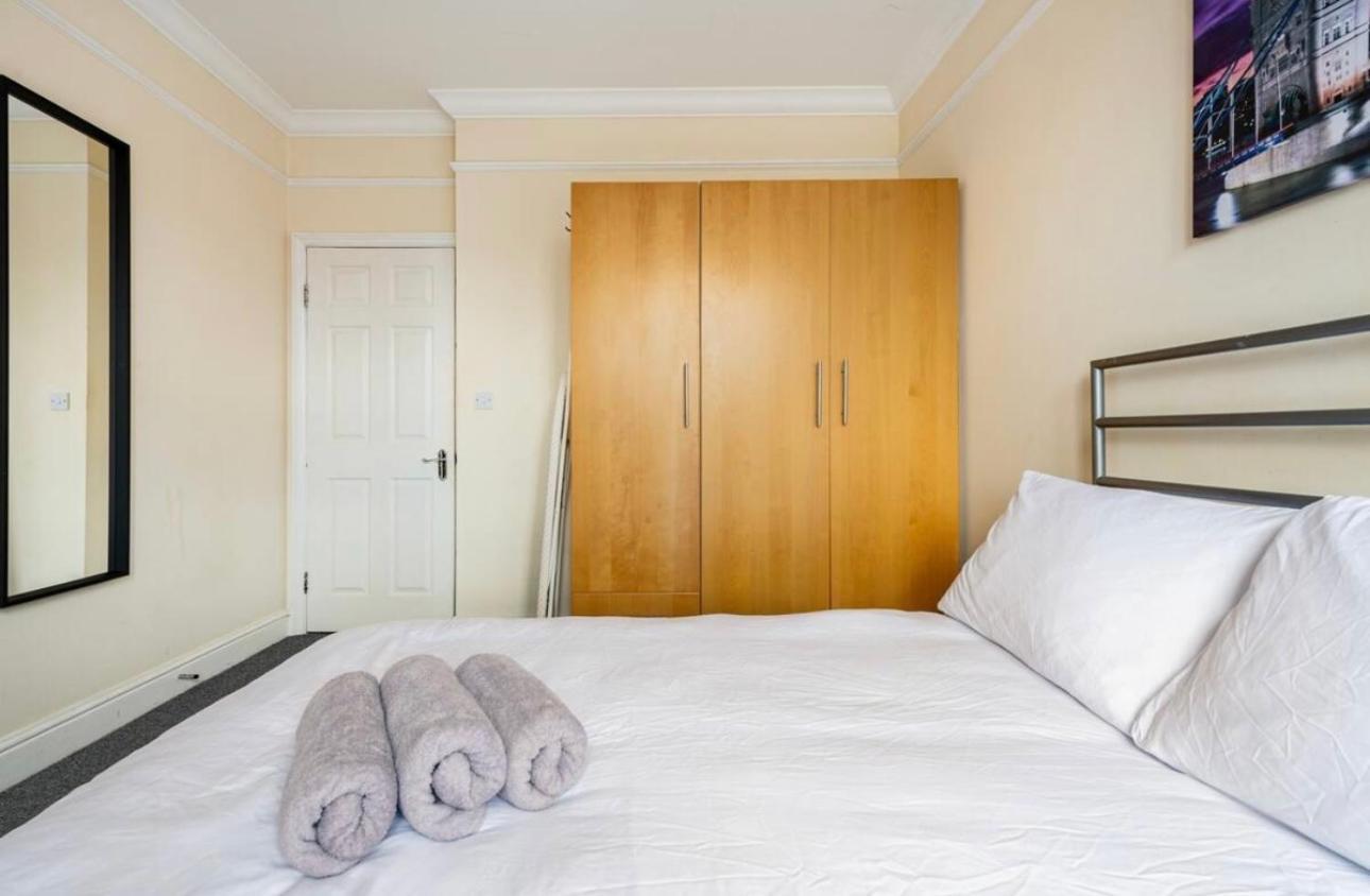 Lovely 3-Bed 20 Minutes To Central London Bagian luar foto